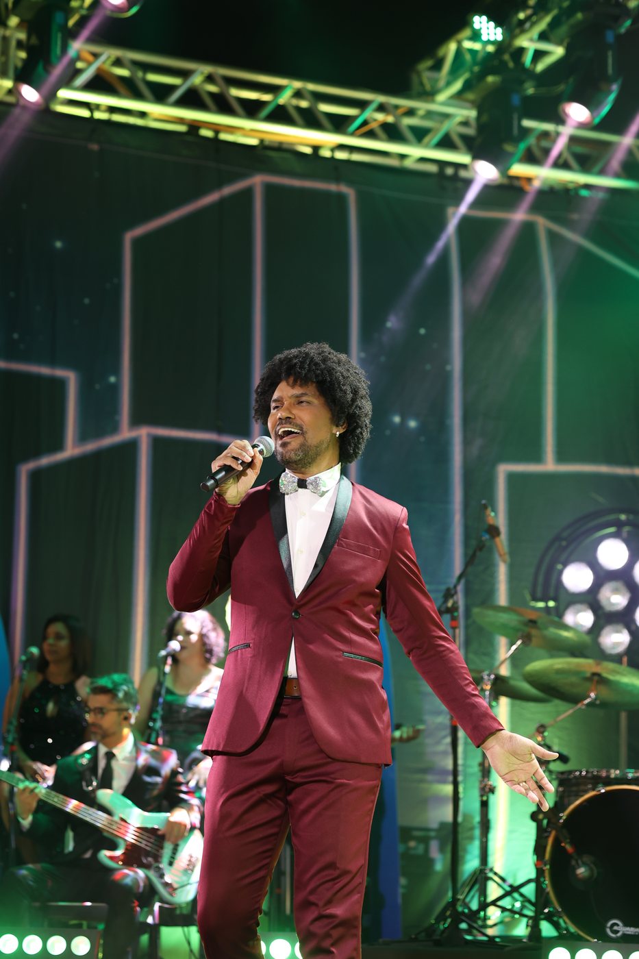 Ivan Barreto no palco, de terno vinho