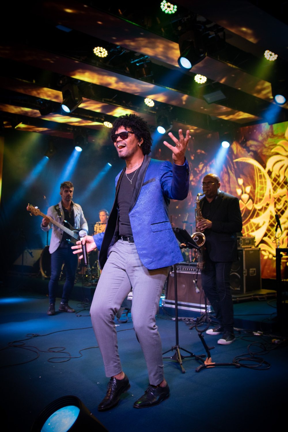 Ivan cantando com a banda ao fundo