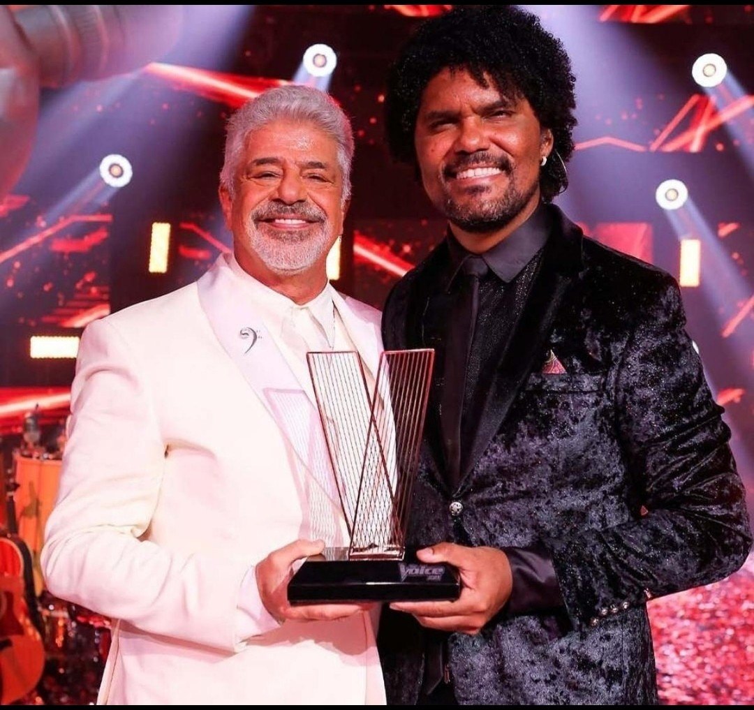 Ivan Barreto com o troféu do The Voice Brasil